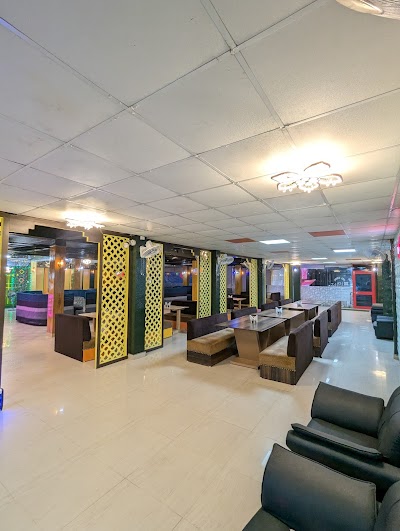 BAKEUH1P4PCM_The_Halt_Restaurant_by_Kshirsagar_ChIJM927Wqcb8jkRw-wv38ss9_w_3