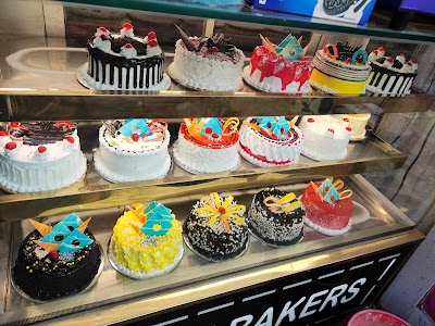 MANFNW6W5MLS_The_Celebration_Store_Live_Cake_Shop_ChIJRZqsPYAX8jkR2gAMKngDWHw_3